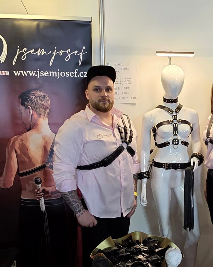 Josef König u svého stánku na veletrhu