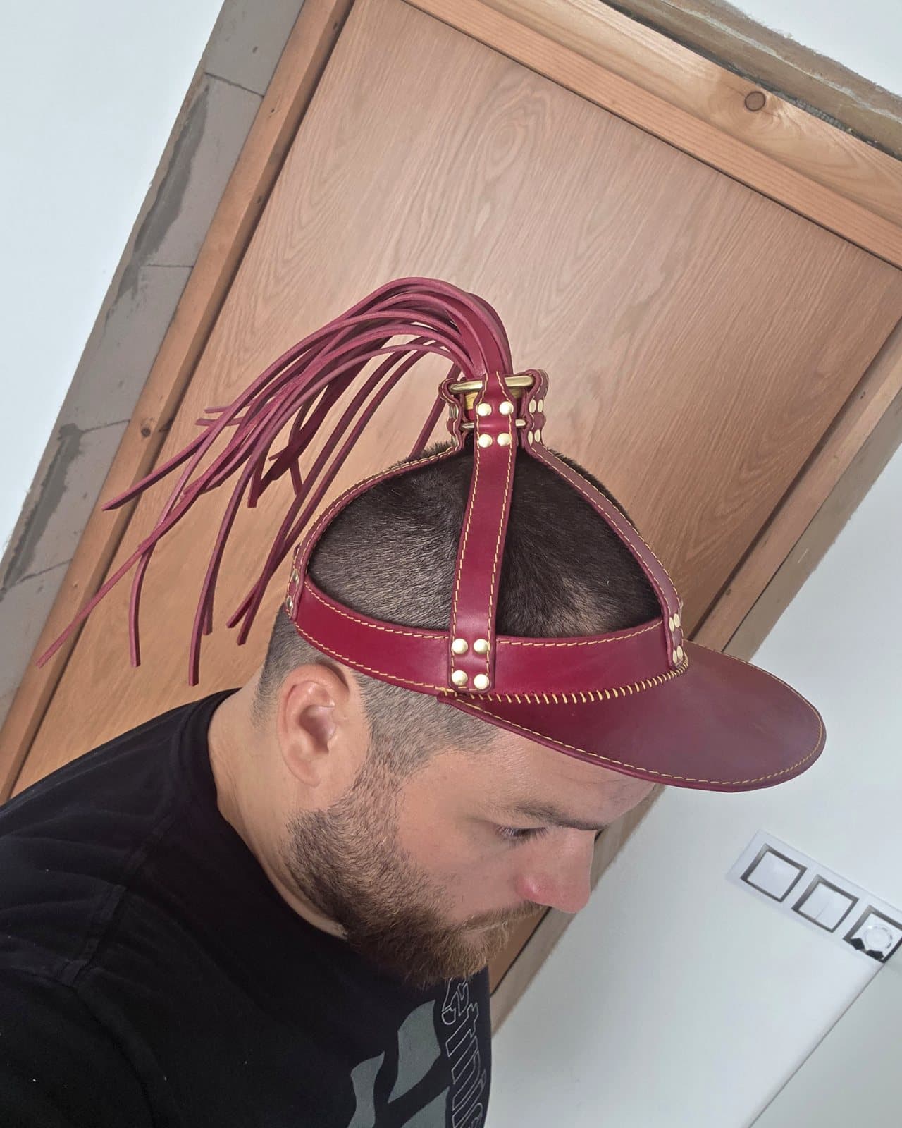Kšiltovka s prameny